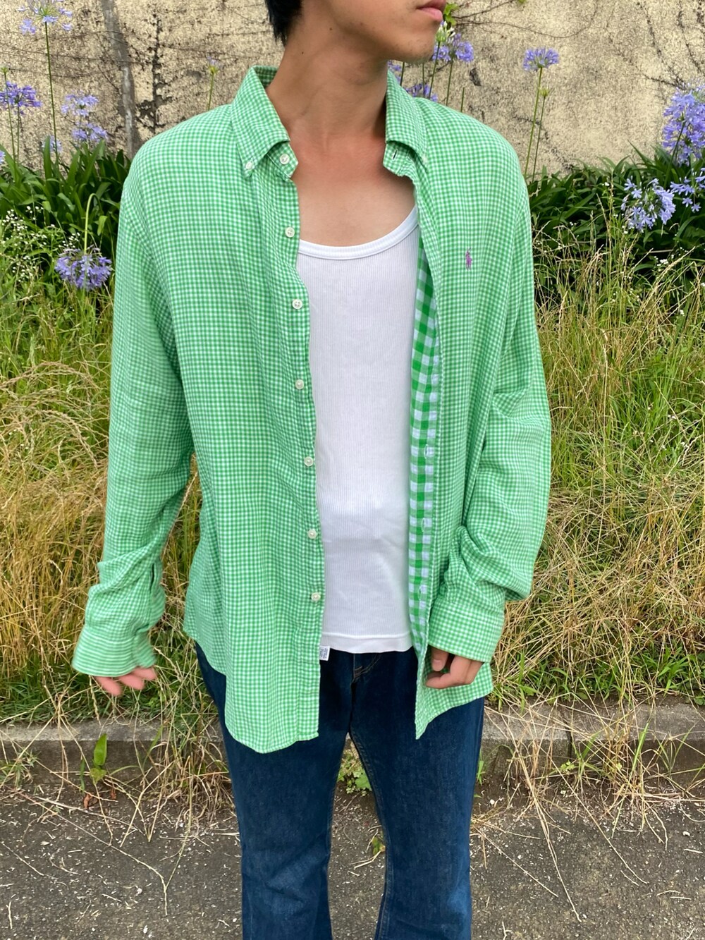 グリーン系のシャツ/ブラウス、ブルー系のデニムパンツを着用したメンズの夏コーディネートの2枚目の写真