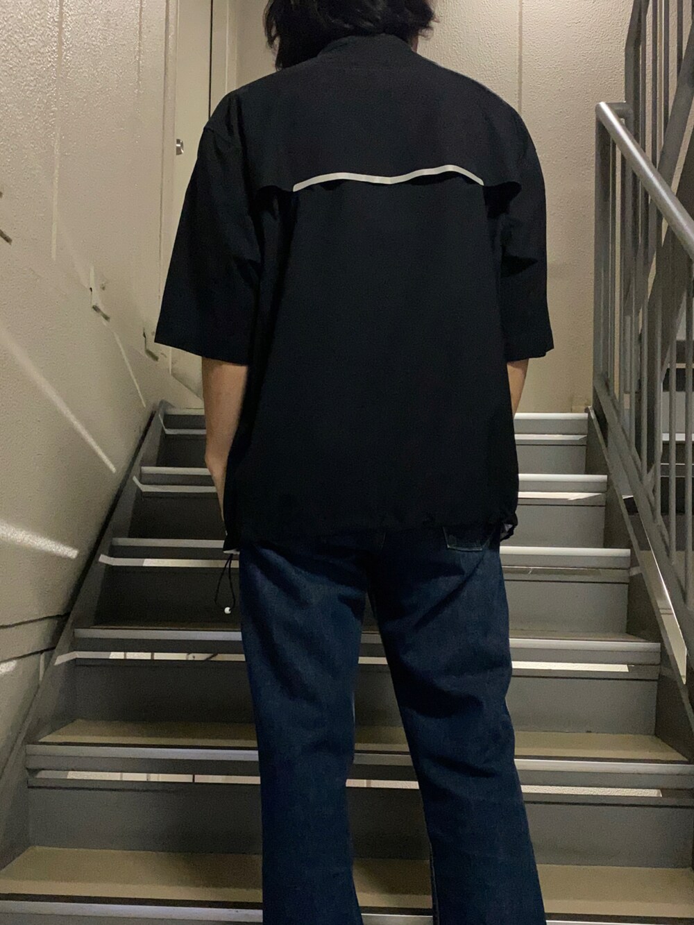 ブラック系のその他トップス、ブルー系のデニムパンツ、ブラック系のスニーカーを着用したメンズの夏コーディネートの3枚目の写真