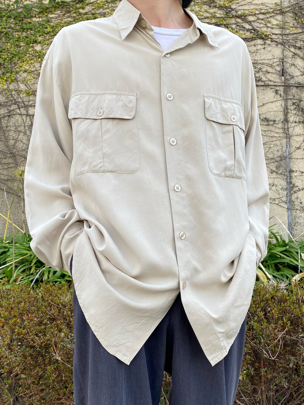 ベージュ系のシャツ/ブラウス、グレー系のスラックス、ブラウン系のシューズを着用したメンズの春コーディネートの2枚目の写真