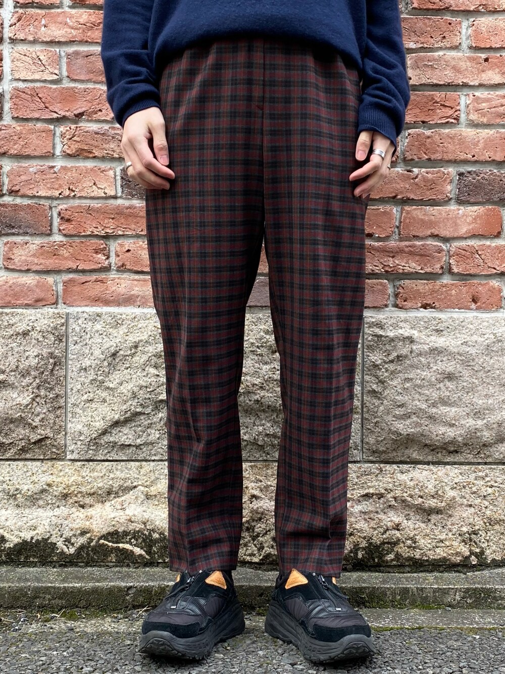 ブルー系のジャケット/アウター、レッド系のパンツ、ブラック系のスニーカーを着用したメンズの冬コーディネートの5枚目の写真