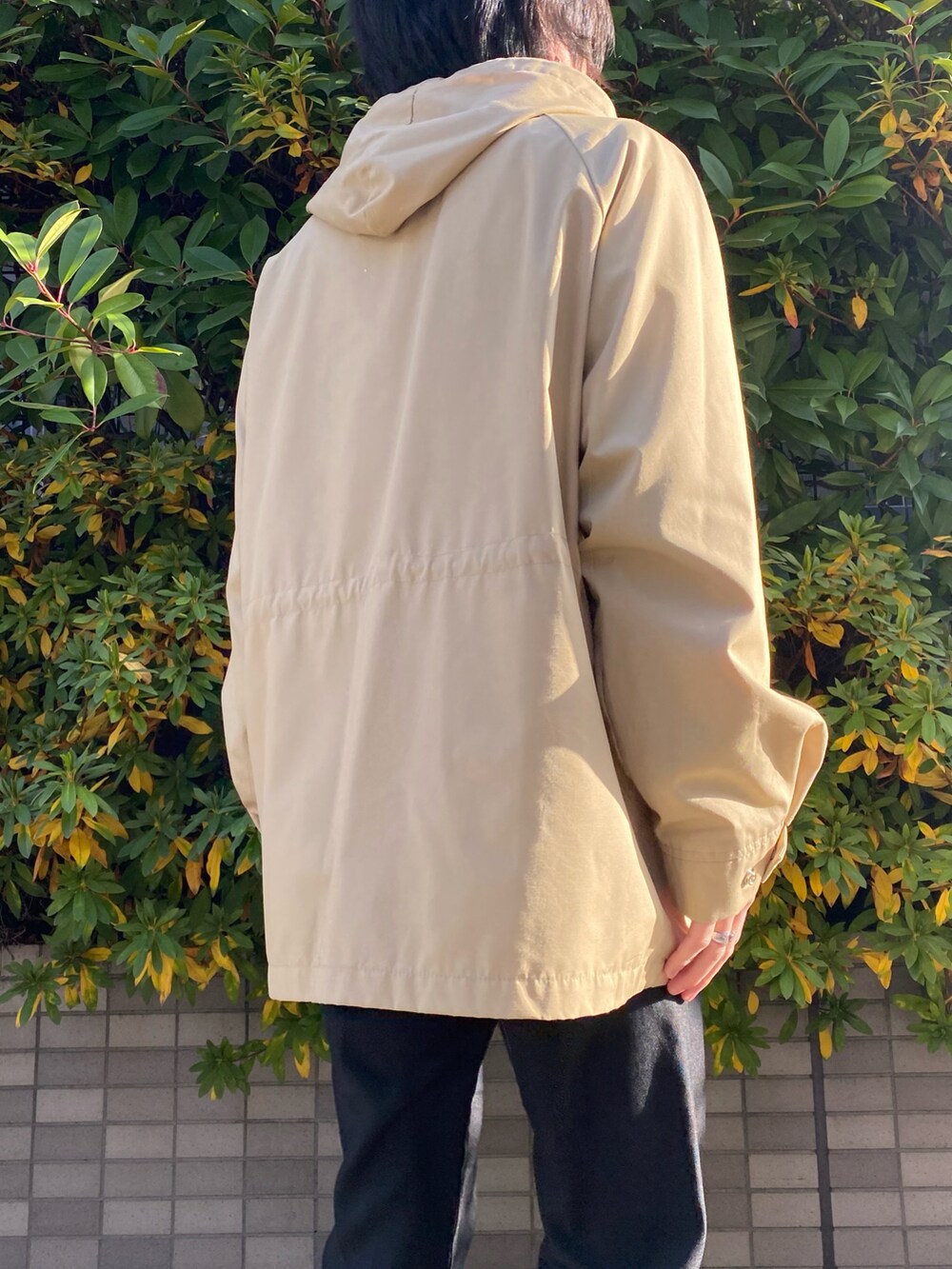 ブラック系のスラックス、ブラック系のスニーカー、ブラック系のニット/セーターを着用したメンズの冬コーディネートの3枚目の写真