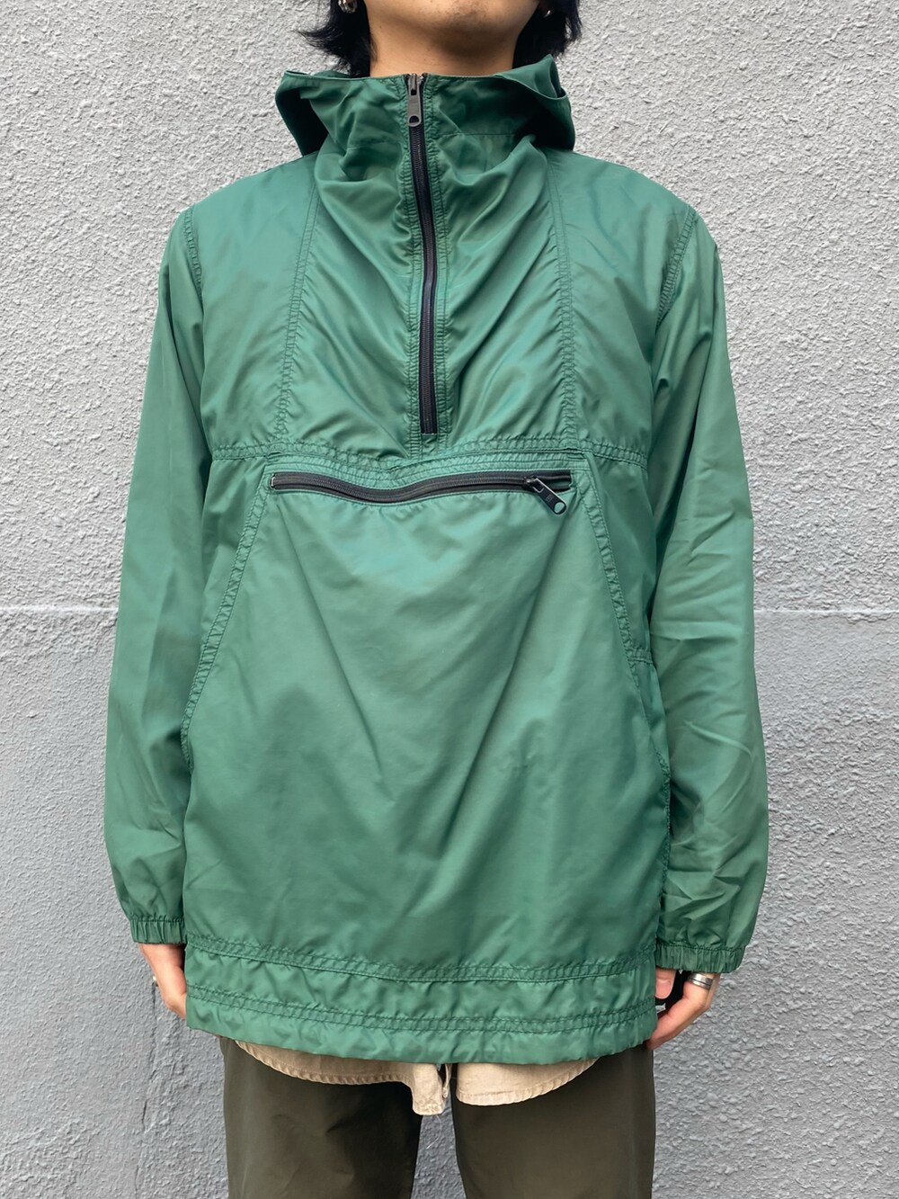 グリーン系のジャケット/アウター、グリーン系のパンツ、ブラック系のスニーカーを着用したメンズの春コーディネートの2枚目の写真