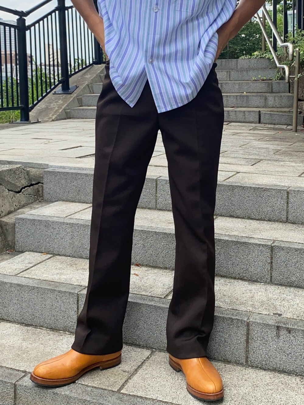 ブルー系のシャツ/ブラウス、ブラウン系のパンツ、ブラウン系のシューズを着用したメンズの夏コーディネートの3枚目の写真