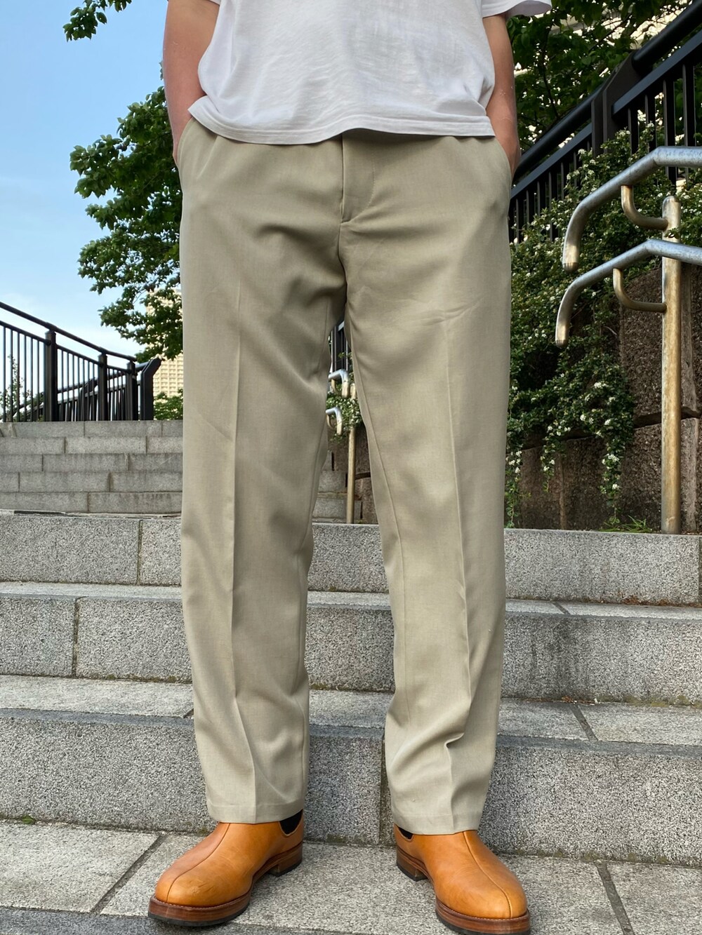 グレー系のシャツ/ブラウス、ベージュ系のスラックス、ブラウン系のシューズを着用したメンズの夏コーディネートの3枚目の写真