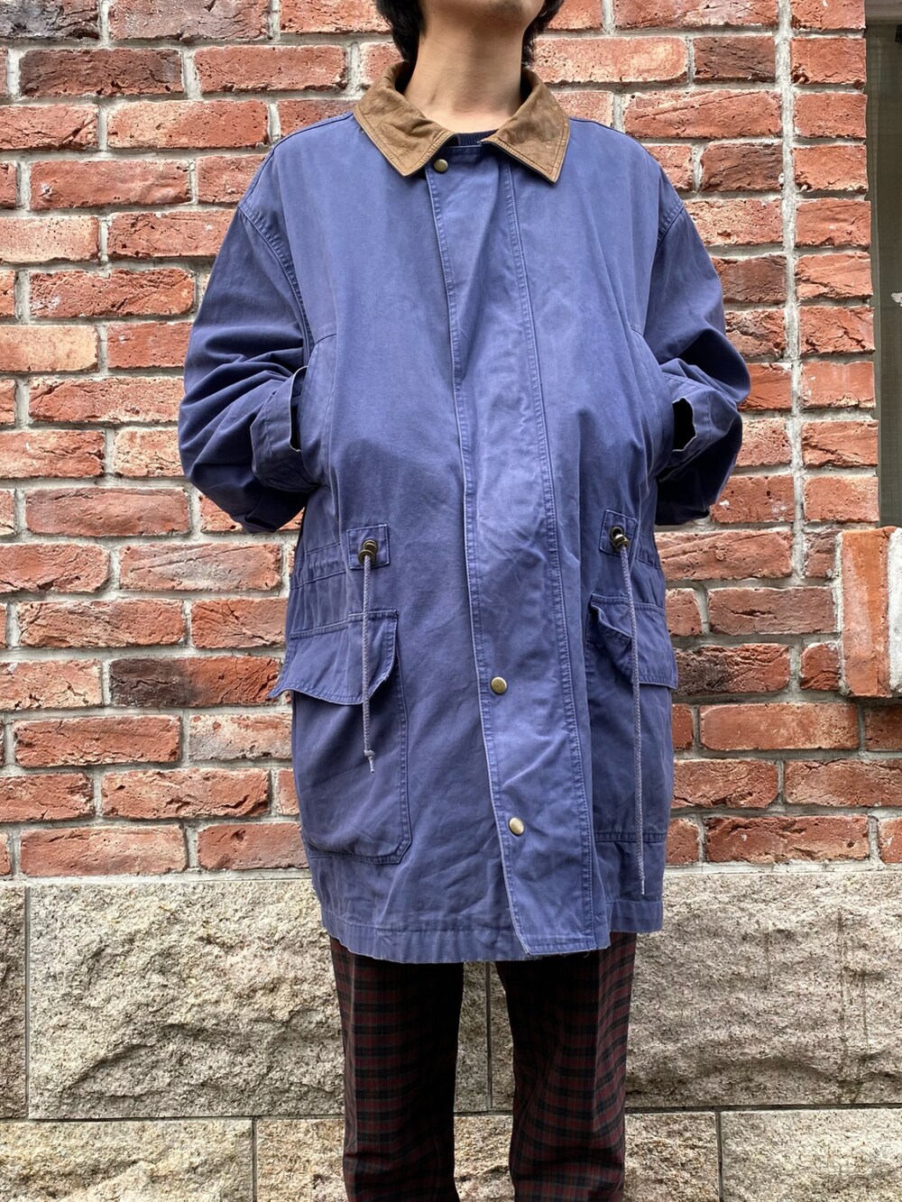 ブルー系のジャケット/アウター、レッド系のパンツ、ブラック系のスニーカーを着用したメンズの冬コーディネートの3枚目の写真