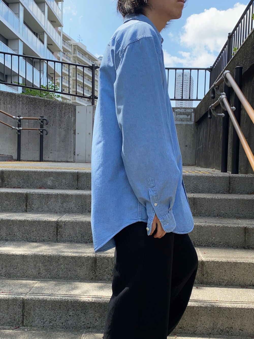 ブルー系のシャツ/ブラウス、ブラック系のパンツ、ブラック系のスニーカーを着用したメンズの夏コーディネートの3枚目の写真