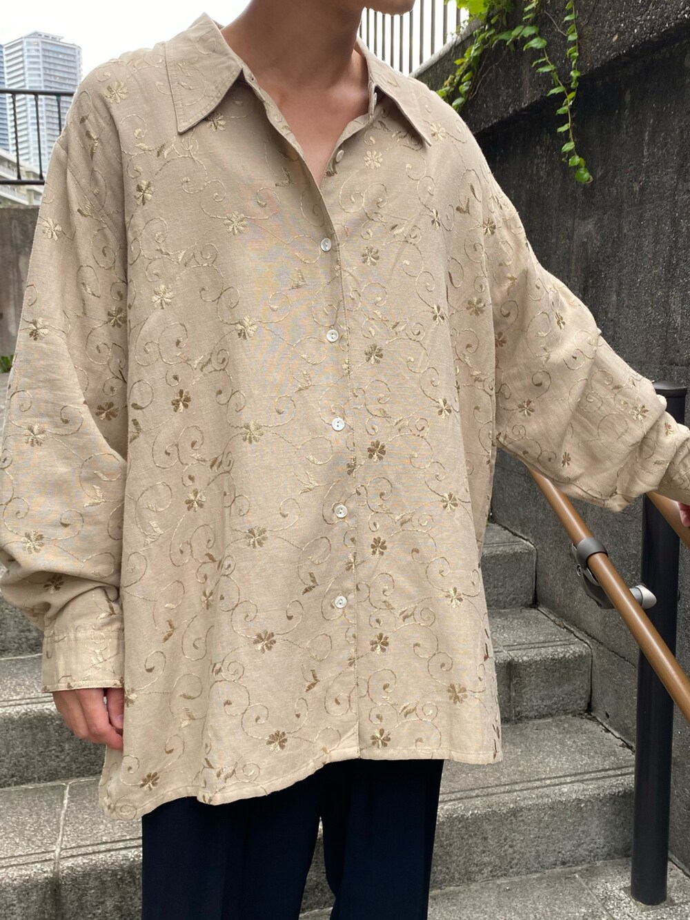 ベージュ系のシャツ/ブラウス、イエロー系のスニーカーを着用したメンズの夏コーディネートの2枚目の写真