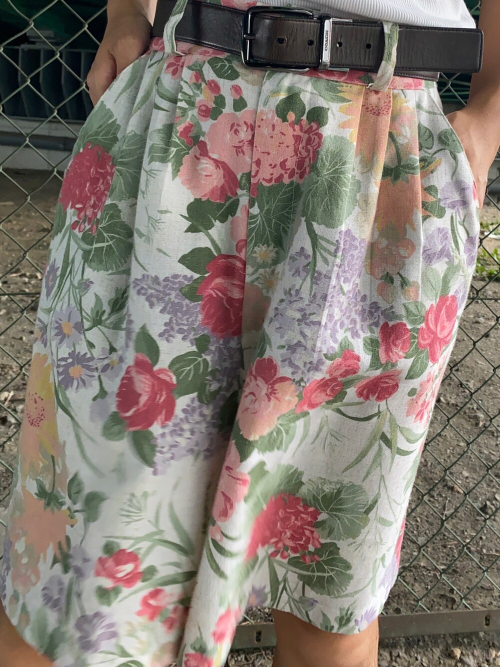 レッド系のシャツ/ブラウス、その他のパンツを着用したメンズの夏コーディネートの3枚目の写真