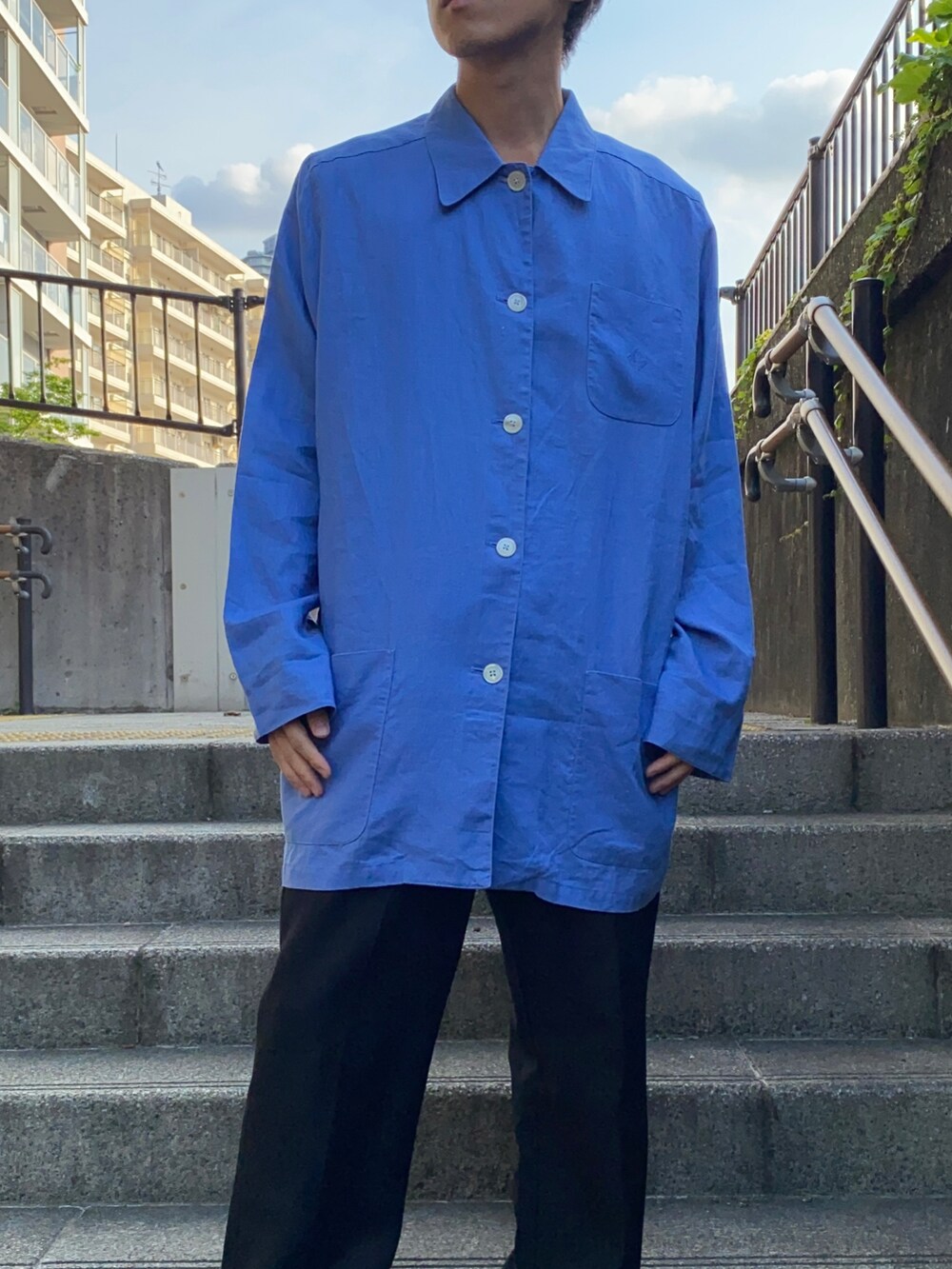 ブルー系のジャケット/アウター、ブラック系のスニーカーを着用したメンズの夏コーディネートの3枚目の写真