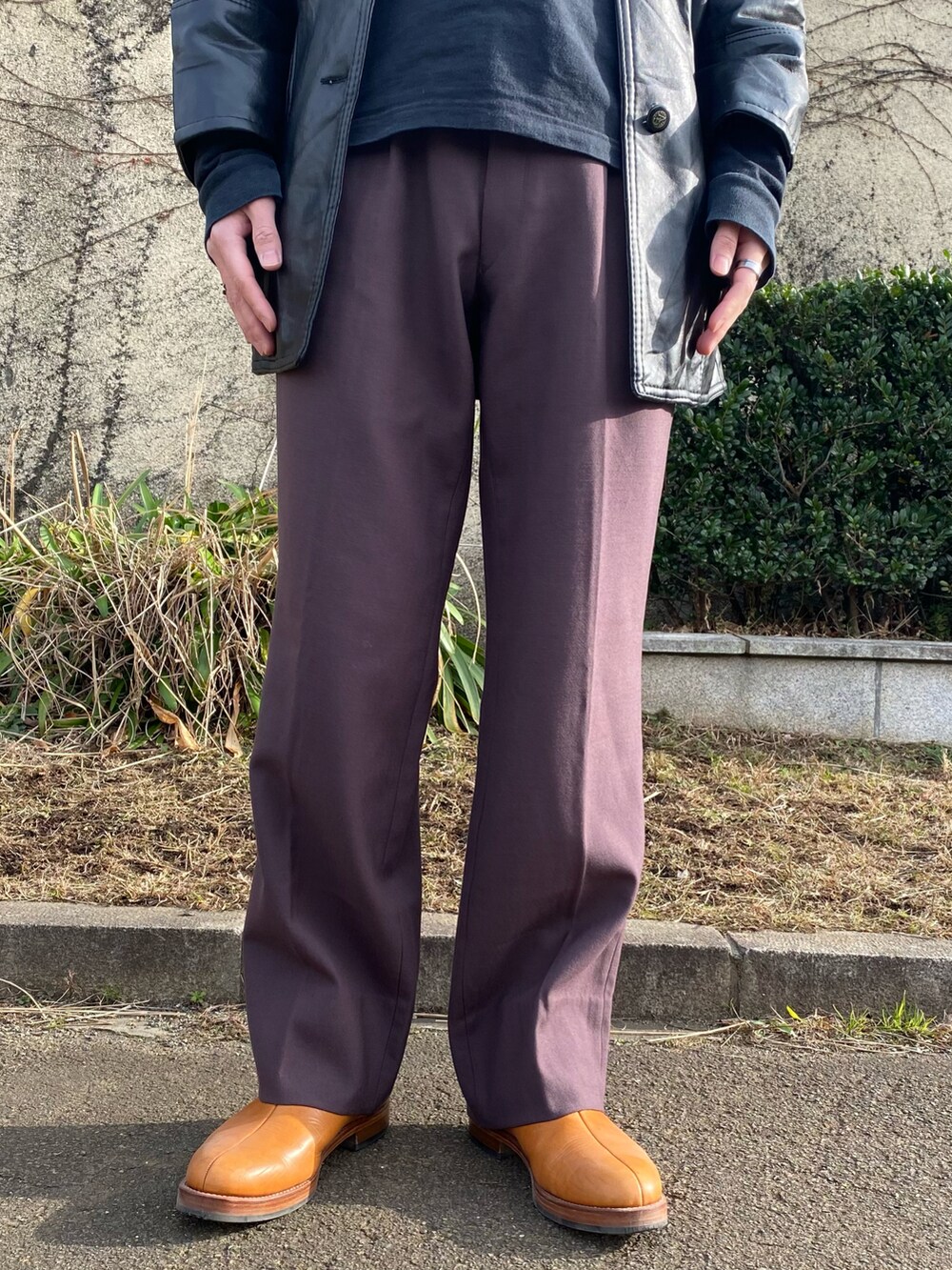 ブラック系のジャケット/アウター、ブラウン系のスラックス、ブラウン系のシューズを着用したメンズの冬コーディネートの3枚目の写真