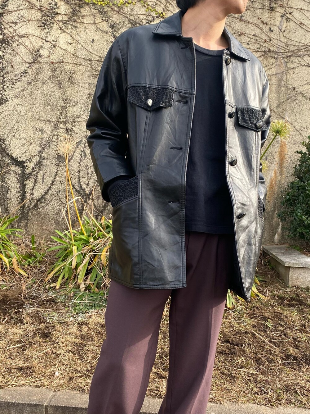 ブラック系のジャケット/アウター、ブラウン系のスラックス、ブラウン系のシューズを着用したメンズの冬コーディネートの4枚目の写真