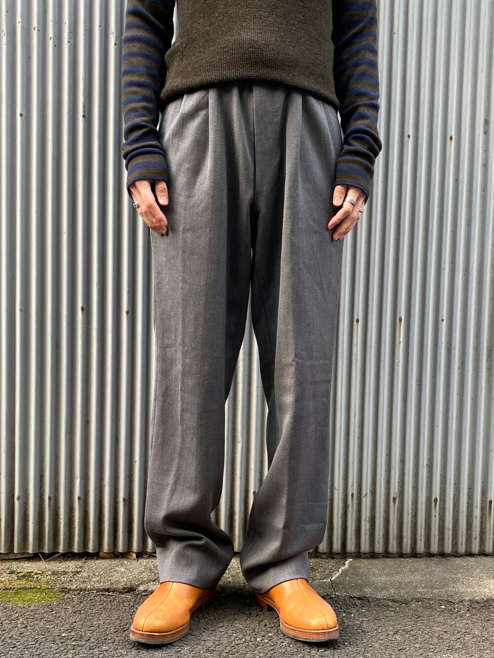 ブラウン系のトップス、グレー系のスラックス、ブラウン系のシューズを着用したメンズの冬コーディネートの3枚目の写真