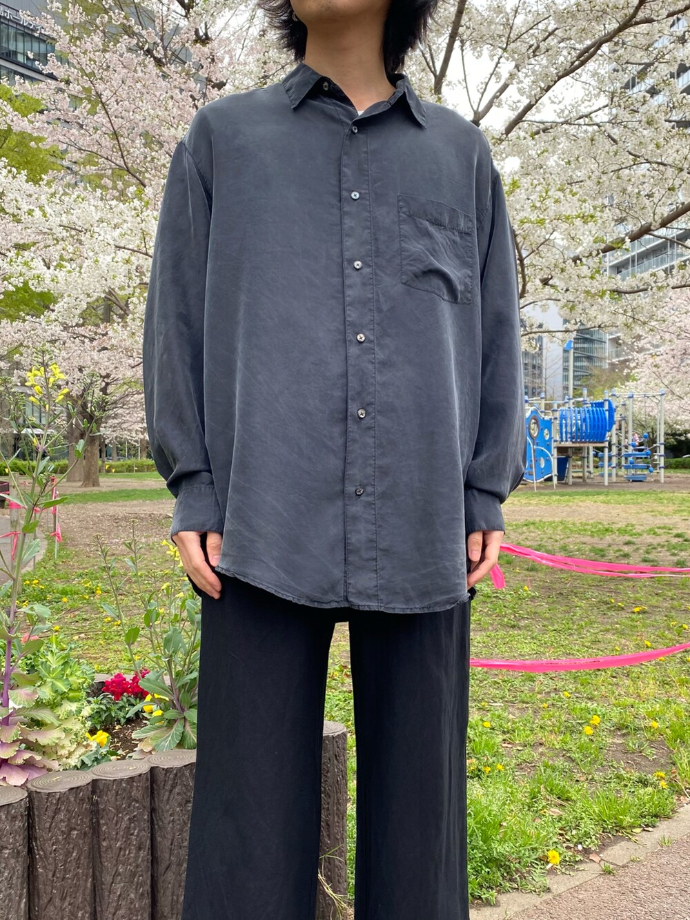 ブラック系のシャツ/ブラウス、ブラック系のパンツ、ブラック系のスニーカーを着用したメンズの春コーディネートの3枚目の写真