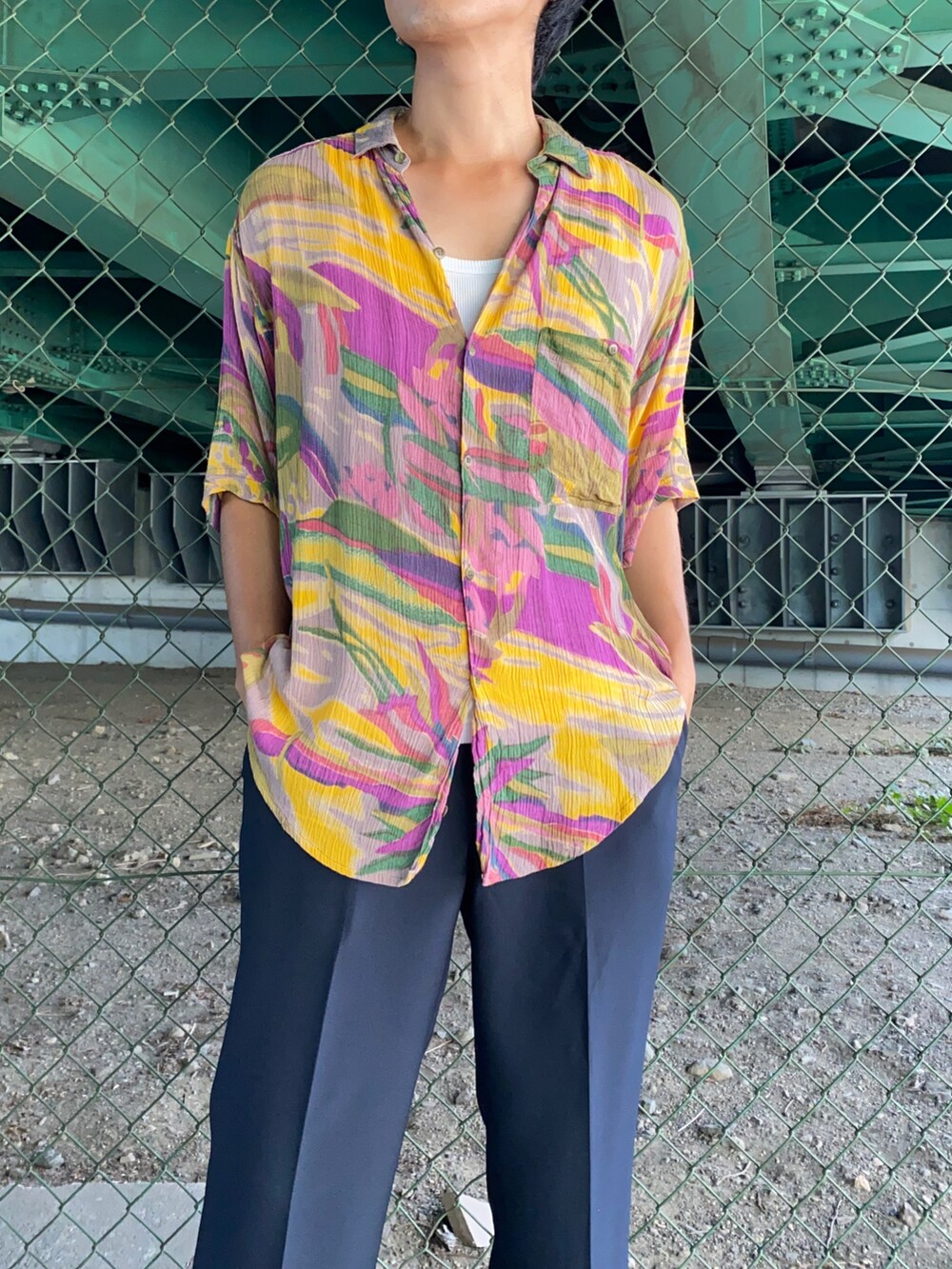 その他のシャツ/ブラウス、ブルー系のスラックス、ブラック系のスニーカーを着用したメンズの夏コーディネートの2枚目の写真