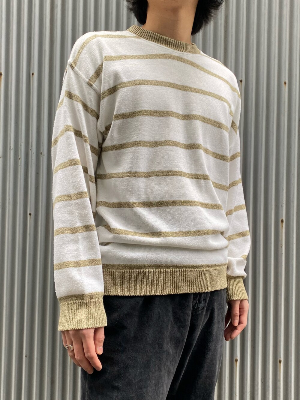 ホワイト系のニット/セーター、ブラック系のパンツ、イエロー系のスニーカーを着用したメンズの春コーディネートの2枚目の写真