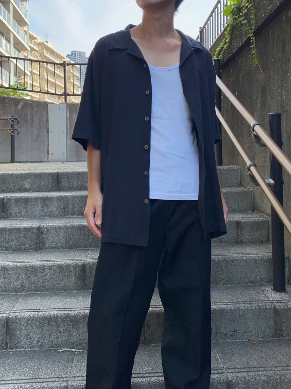 ブラック系のシャツ/ブラウス、ブラック系のスニーカーを着用したメンズの夏コーディネートの3枚目の写真