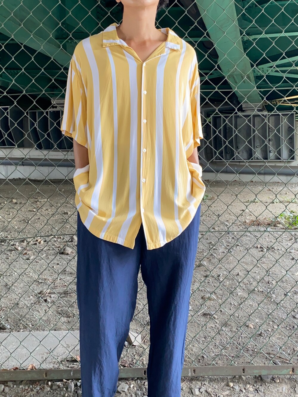 イエロー系のシャツ/ブラウス、ブルー系のパンツ、ゴールド系のスニーカーを着用したメンズの夏コーディネートの2枚目の写真