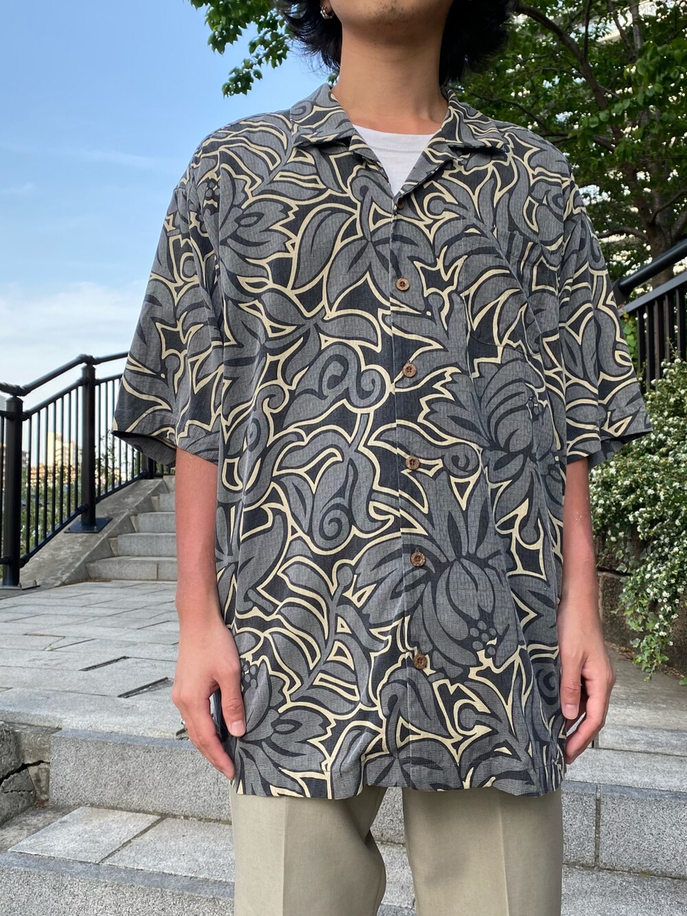 グレー系のシャツ/ブラウス、ベージュ系のスラックス、ブラウン系のシューズを着用したメンズの夏コーディネートの2枚目の写真