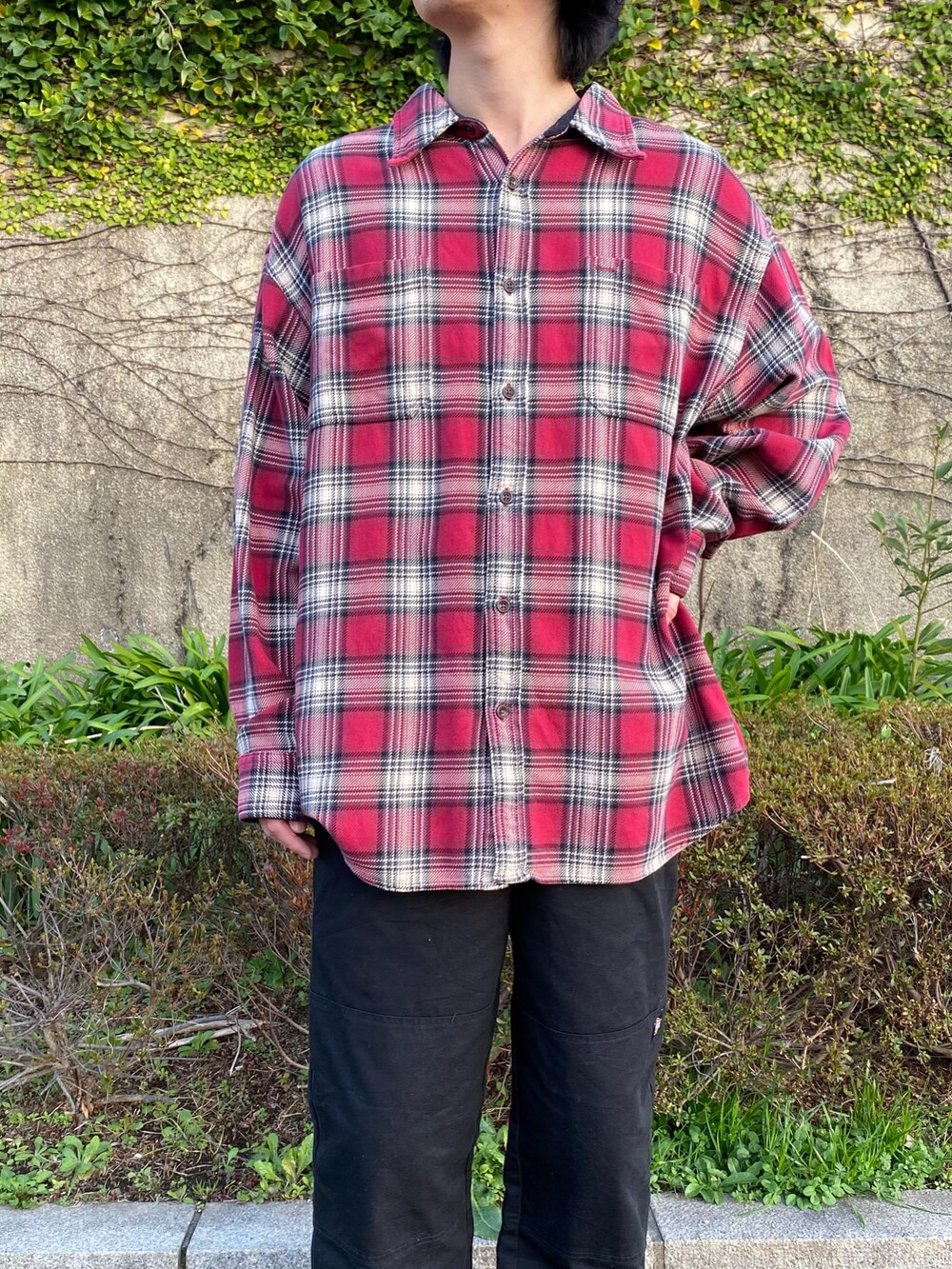 レッド系のシャツ/ブラウス、ブラック系のスニーカーを着用したメンズの春コーディネートの2枚目の写真