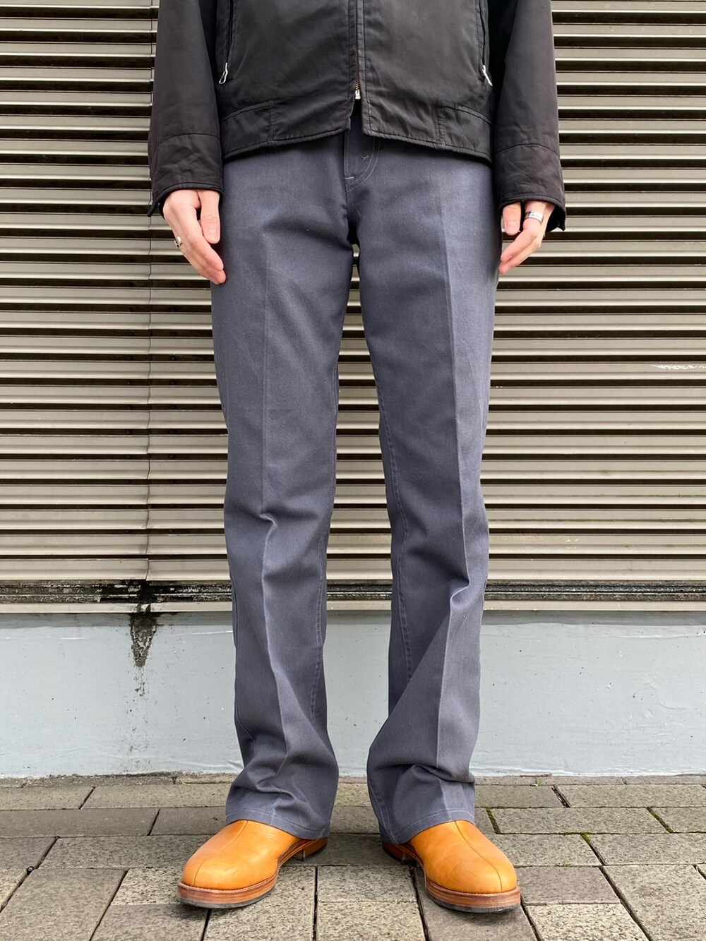 イエロー系のジャケット/アウター、ブラック系のジャケット/アウター、グレー系のパンツを着用したメンズの冬コーディネートの3枚目の写真