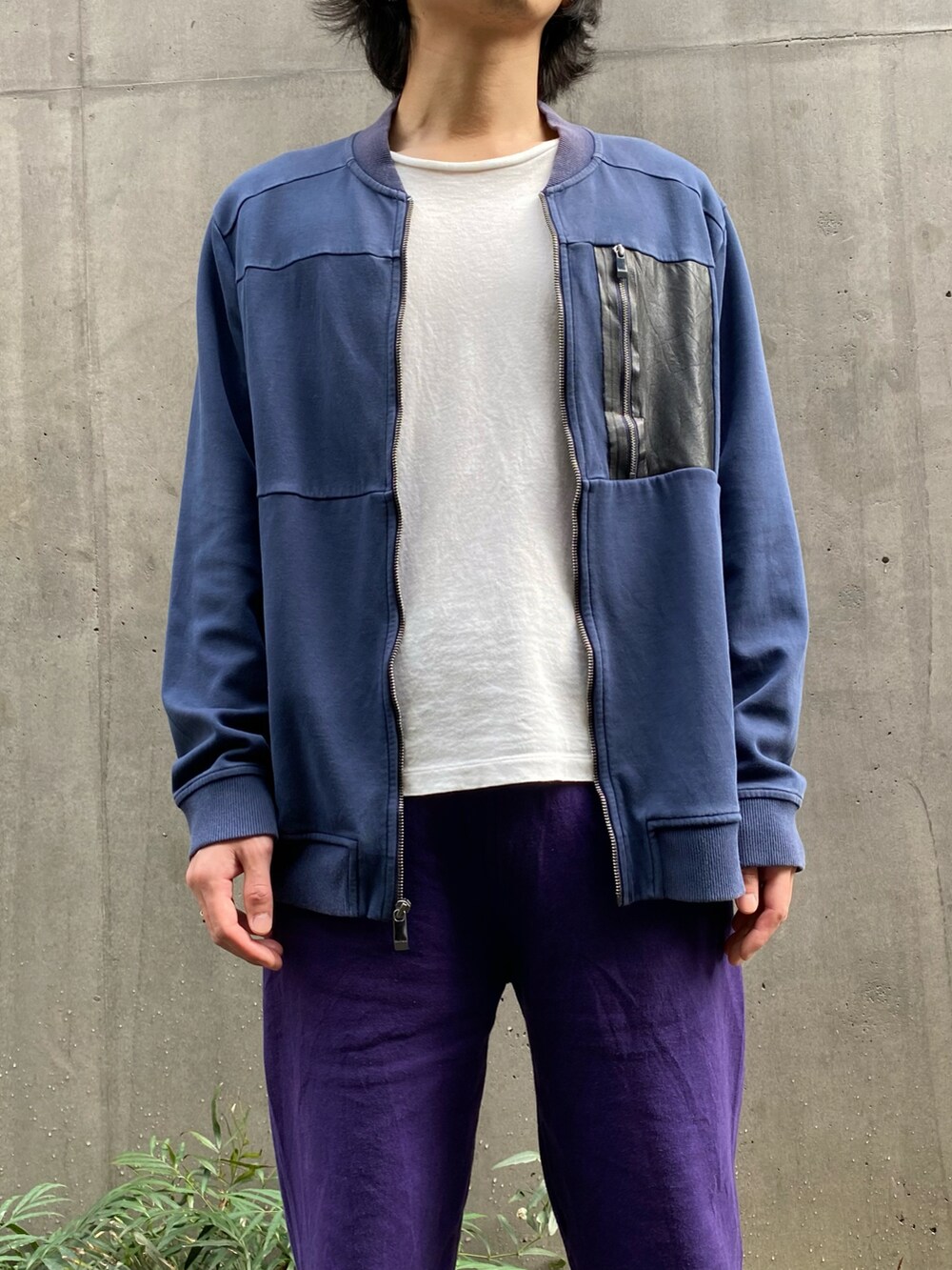 ブルー系のジャケット/アウター、パープル系のスウェットパンツ、イエロー系のスニーカーを着用したメンズの春コーディネートの2枚目の写真