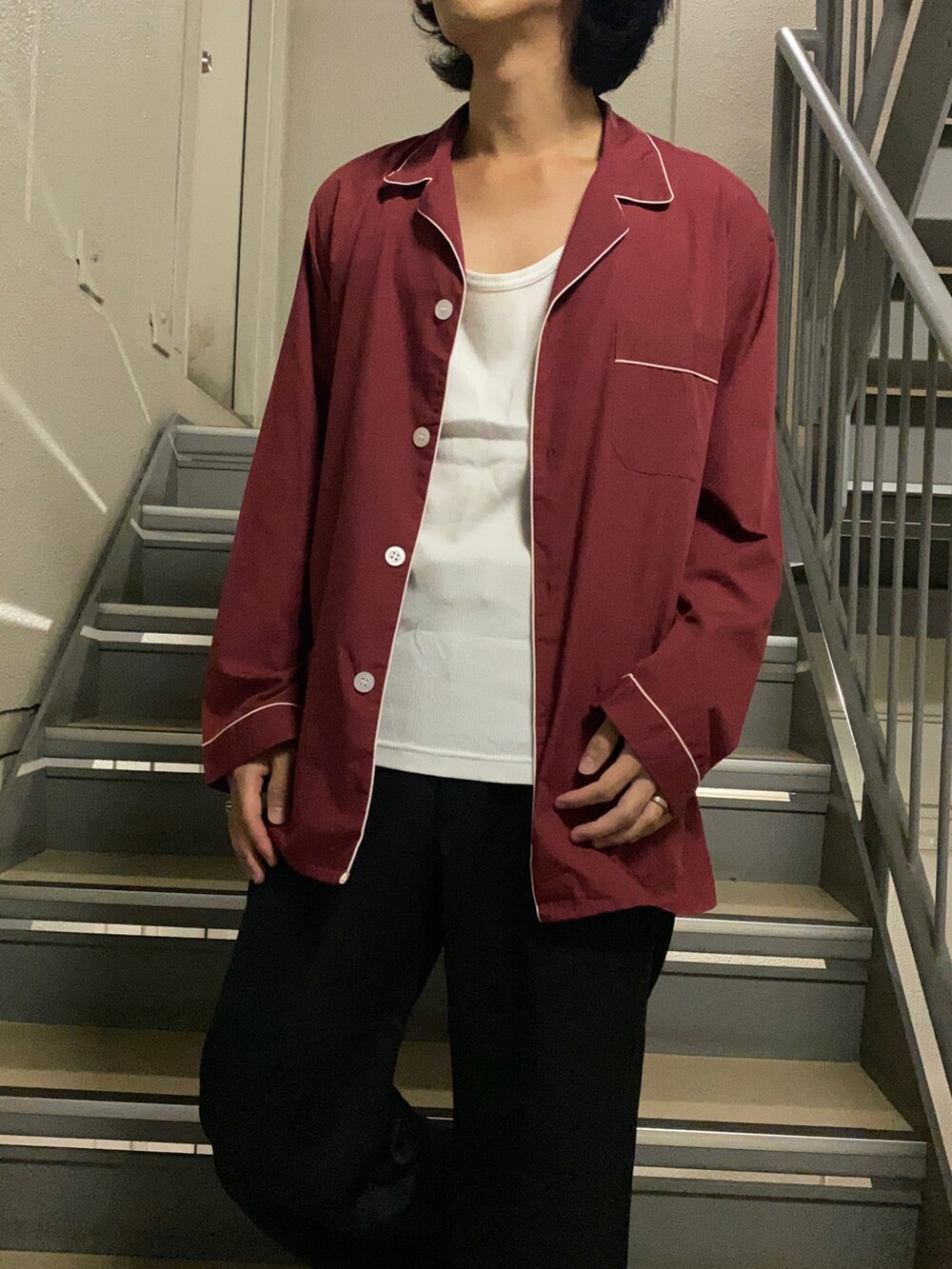 レッド系のシャツ/ブラウス、ブラック系のスラックス、ブラック系のスニーカーを着用したメンズの夏コーディネートの2枚目の写真