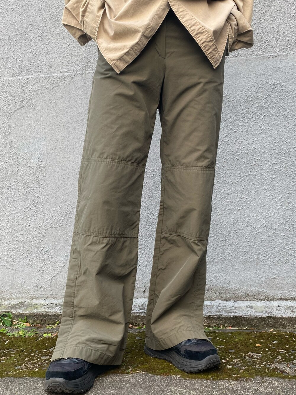 グリーン系のジャケット/アウター、グリーン系のパンツ、ブラック系のスニーカーを着用したメンズの春コーディネートの3枚目の写真