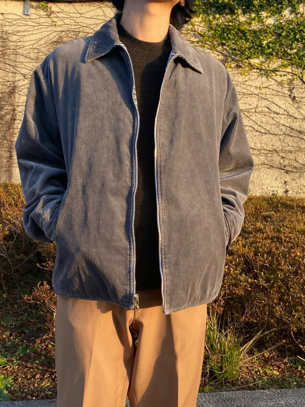 グレー系のジャケット/アウター、ブラウン系のパンツ、ブラック系のスニーカーを着用したメンズの冬コーディネートの2枚目の写真