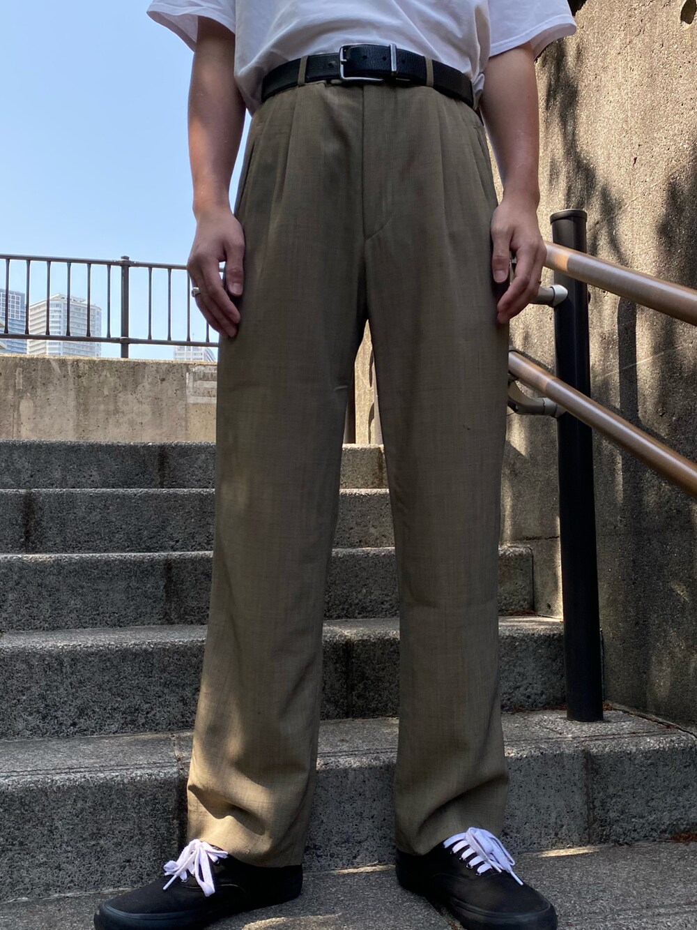 ブラック系のシャツ/ブラウス、ブラウン系のスラックス、ブラック系のスニーカーを着用したメンズの夏コーディネートの2枚目の写真