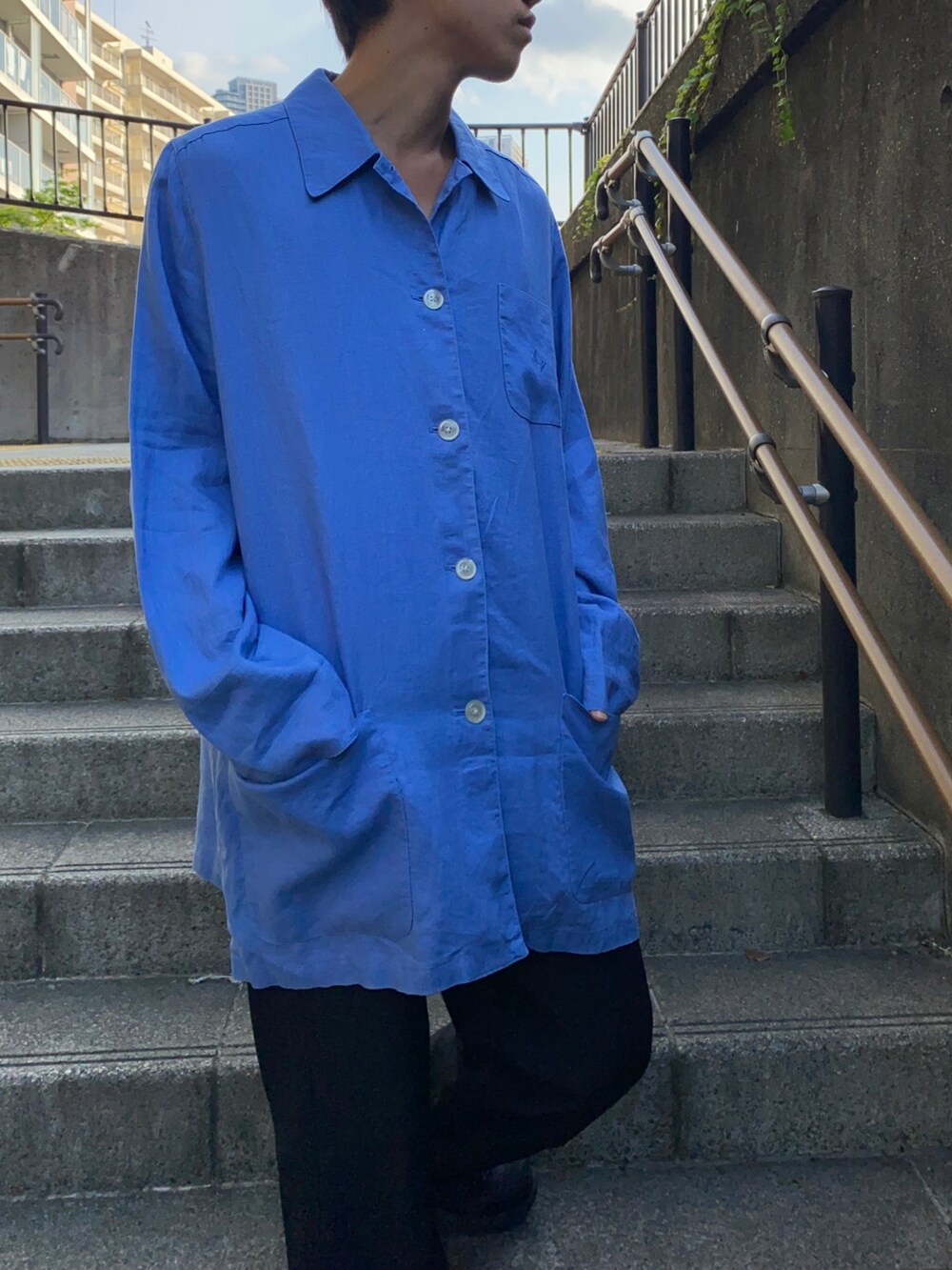 ブルー系のジャケット/アウター、ブラック系のスニーカーを着用したメンズの夏コーディネートの2枚目の写真