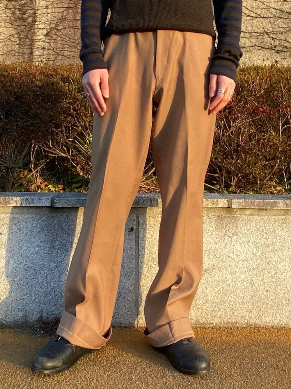 ブルー系のジャケット/アウター、ブラウン系のパンツ、ブラック系のスニーカーを着用したメンズの冬コーディネートの3枚目の写真