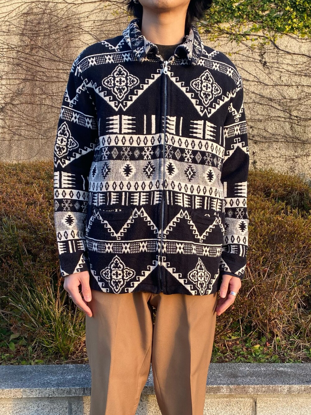 ブルー系のジャケット/アウター、ブラウン系のパンツ、ブラック系のスニーカーを着用したメンズの冬コーディネートの2枚目の写真