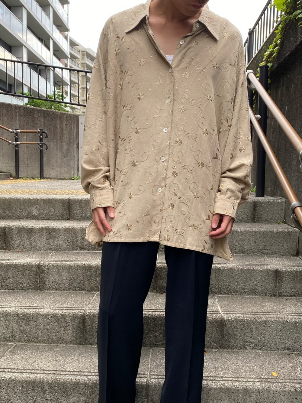 ベージュ系のシャツ/ブラウス、イエロー系のスニーカーを着用したメンズの夏コーディネートの3枚目の写真