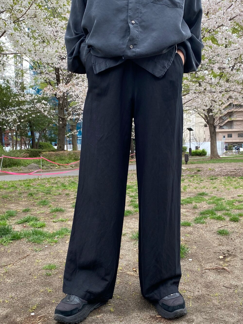 ブラック系のシャツ/ブラウス、ブラック系のパンツ、ブラック系のスニーカーを着用したメンズの春コーディネートの2枚目の写真