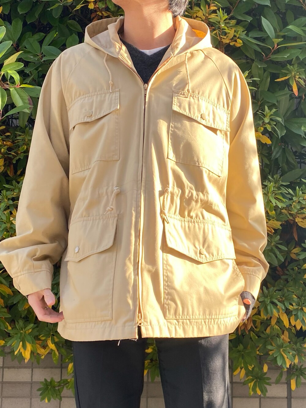 ブラック系のスラックス、ブラック系のスニーカー、ブラック系のニット/セーターを着用したメンズの冬コーディネートの2枚目の写真