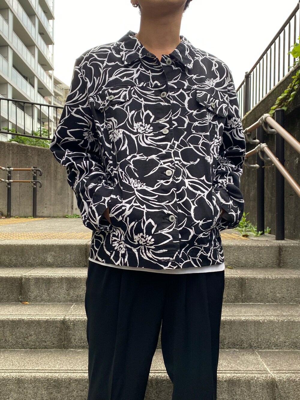 ブラック系のその他アウター、ブラック系のスラックス、イエロー系のスニーカーを着用したメンズの夏コーディネートの2枚目の写真