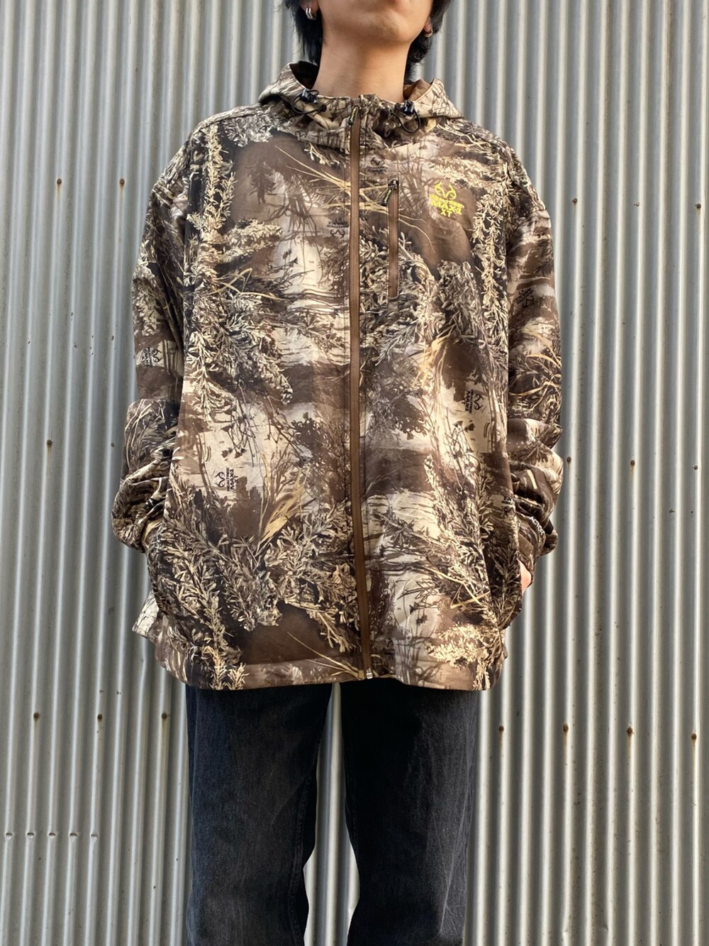 グリーン系のジャケット/アウター、ブラック系のデニムパンツ、ホワイト系のスニーカーを着用したメンズの冬コーディネートの2枚目の写真