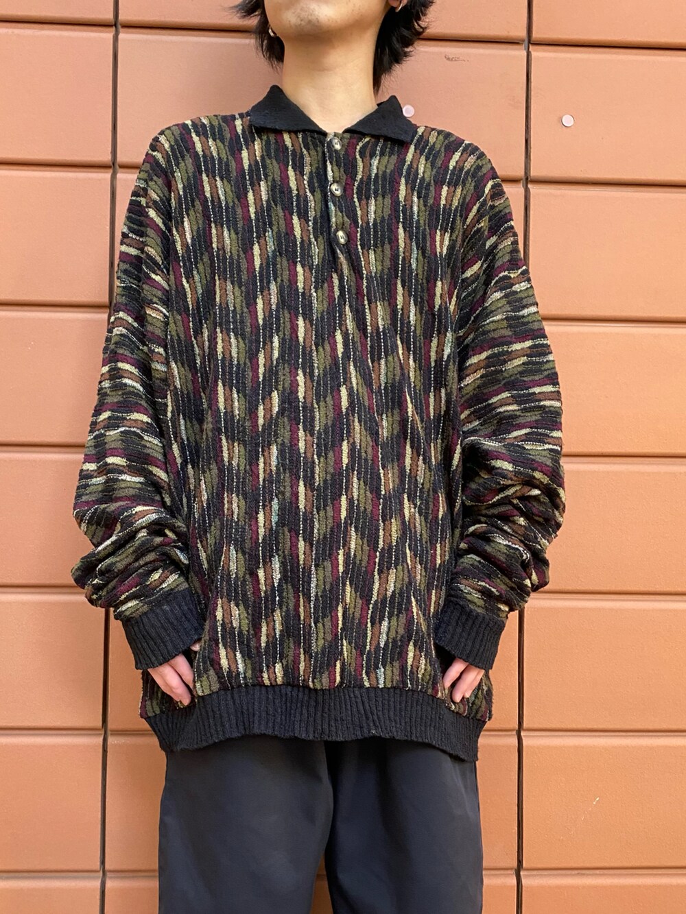 ブラック系のニット/セーター、ブラック系のスニーカーを着用したメンズの冬コーディネートの3枚目の写真