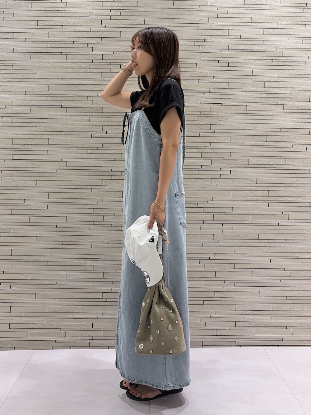ブルー系のワンピース、グリーン系のショルダーバッグ、ブラック系のTシャツ/カットソーを着用したレディースの夏コーディネートの3枚目の写真