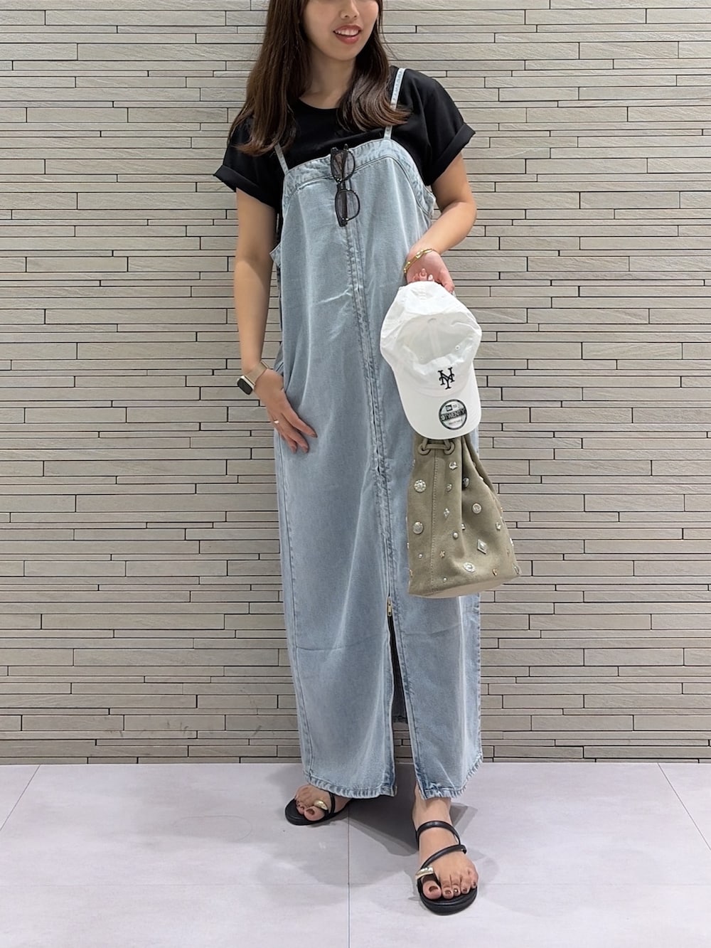 ブルー系のワンピース、グリーン系のショルダーバッグ、ブラック系のTシャツ/カットソーを着用したレディースの夏コーディネートの6枚目の写真
