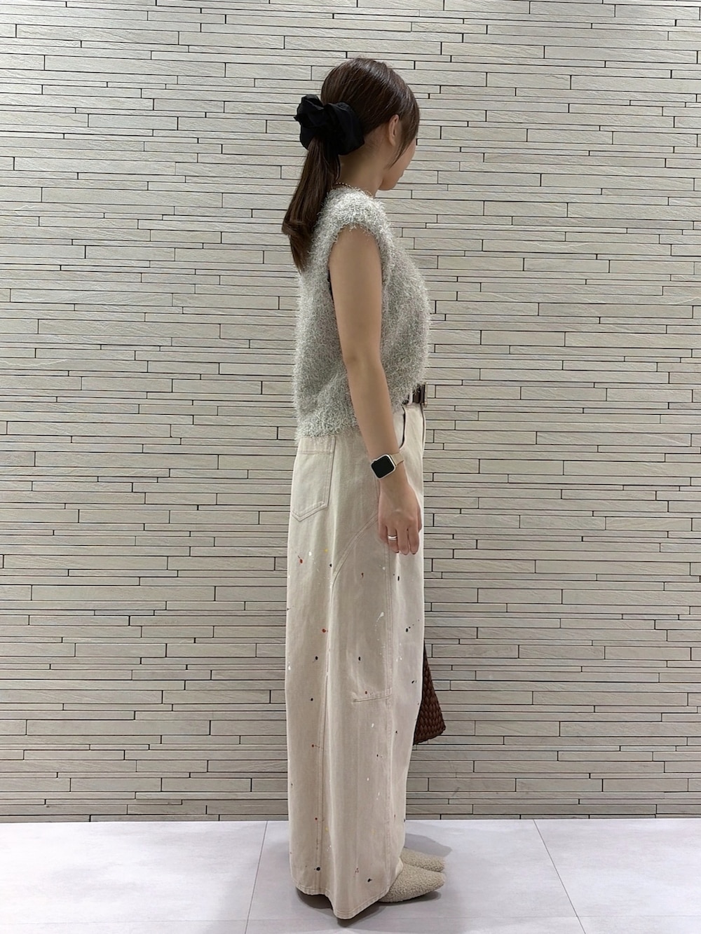 ベージュ系のニット/セーター、ベージュ系のその他パンツ、ブラウン系のトートバッグを着用したレディースの秋コーディネートの3枚目の写真
