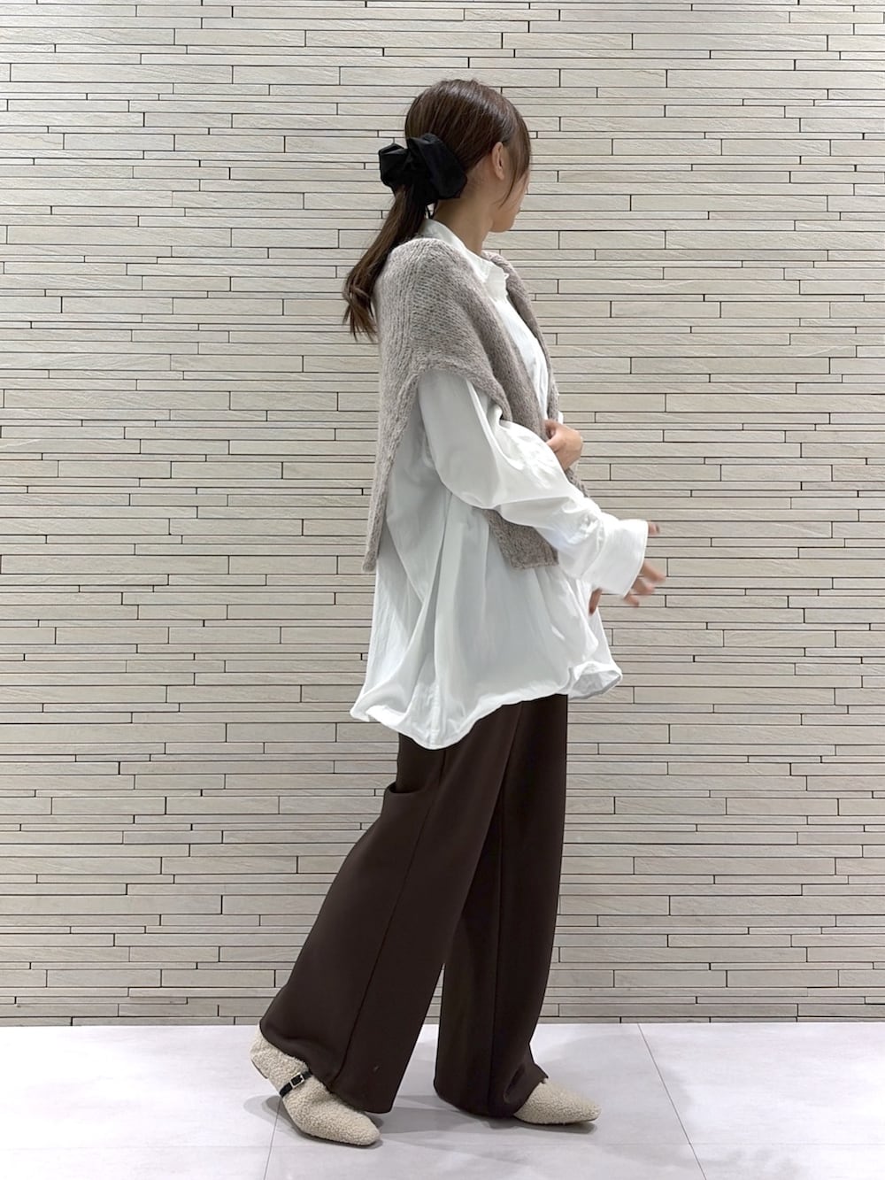 ホワイト系のシャツ/ブラウス、ベージュ系のニット/セーター、ブラウン系のその他パンツを着用したレディースの秋コーディネートの3枚目の写真