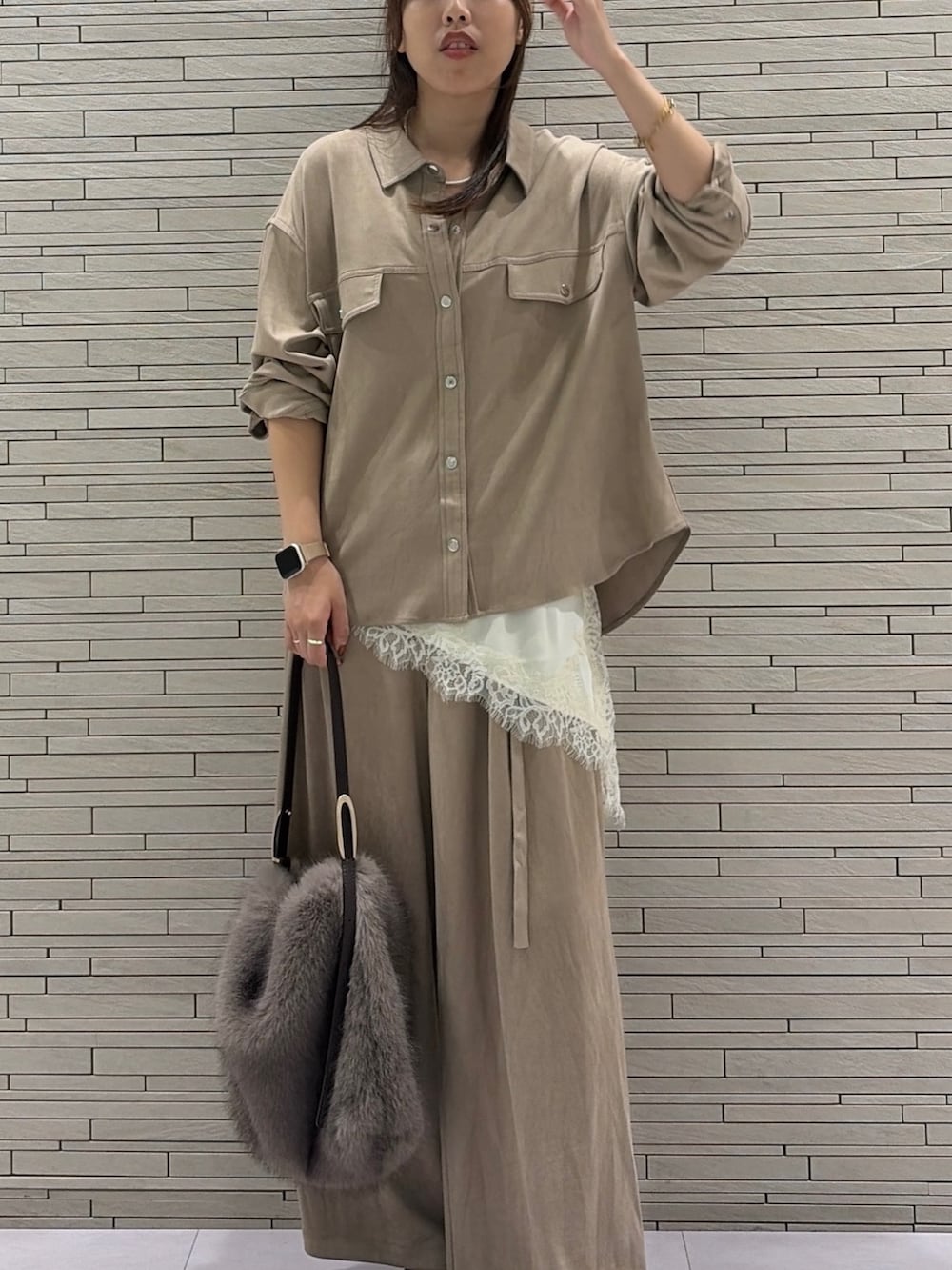 ベージュ系のシャツ/ブラウス、ベージュ系のその他パンツ、ホワイト系のシャツ/ブラウスを着用したレディースの秋コーディネートの3枚目の写真