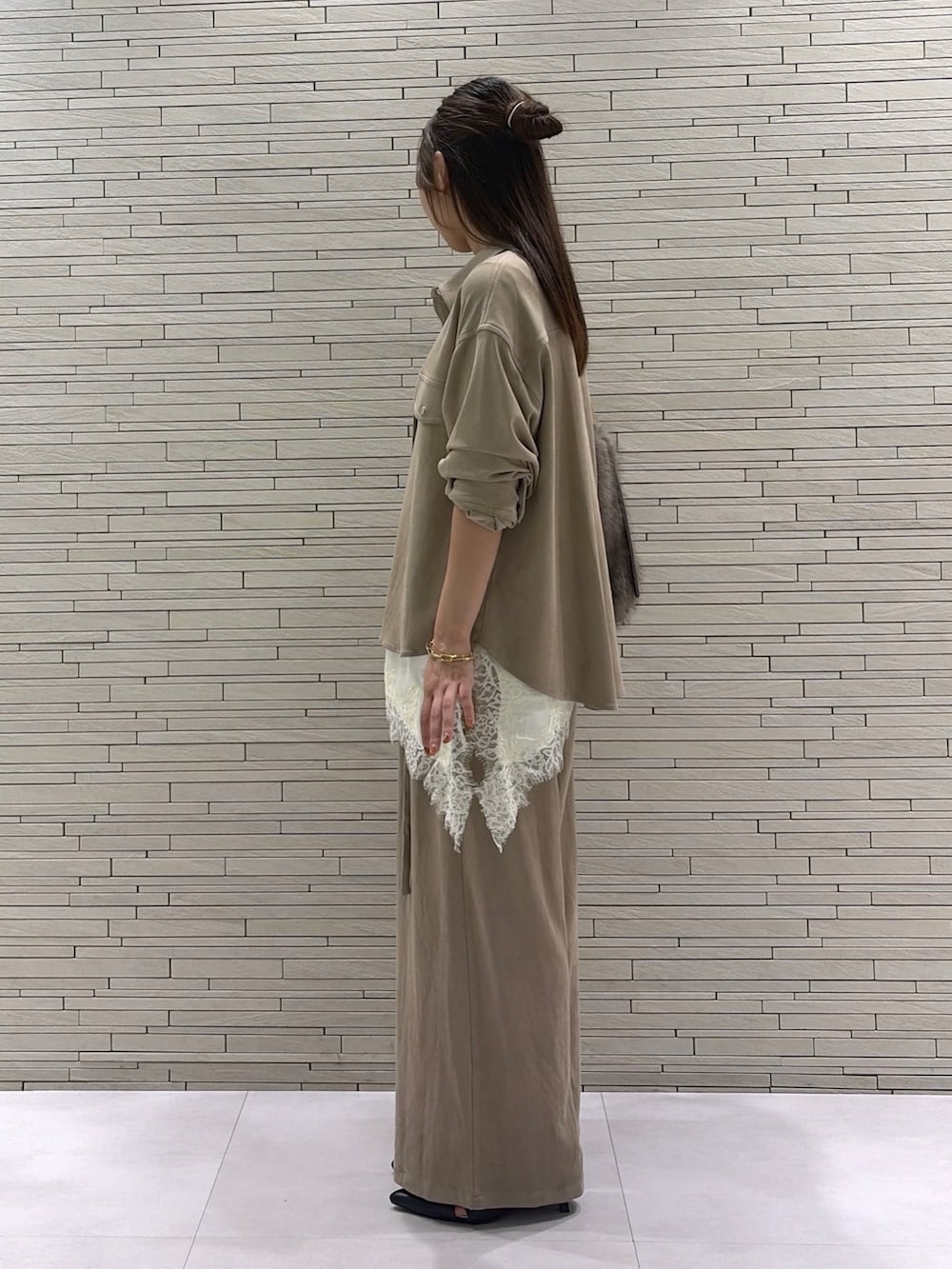 ベージュ系のシャツ/ブラウス、ベージュ系のその他パンツ、ホワイト系のシャツ/ブラウスを着用したレディースの秋コーディネートの4枚目の写真
