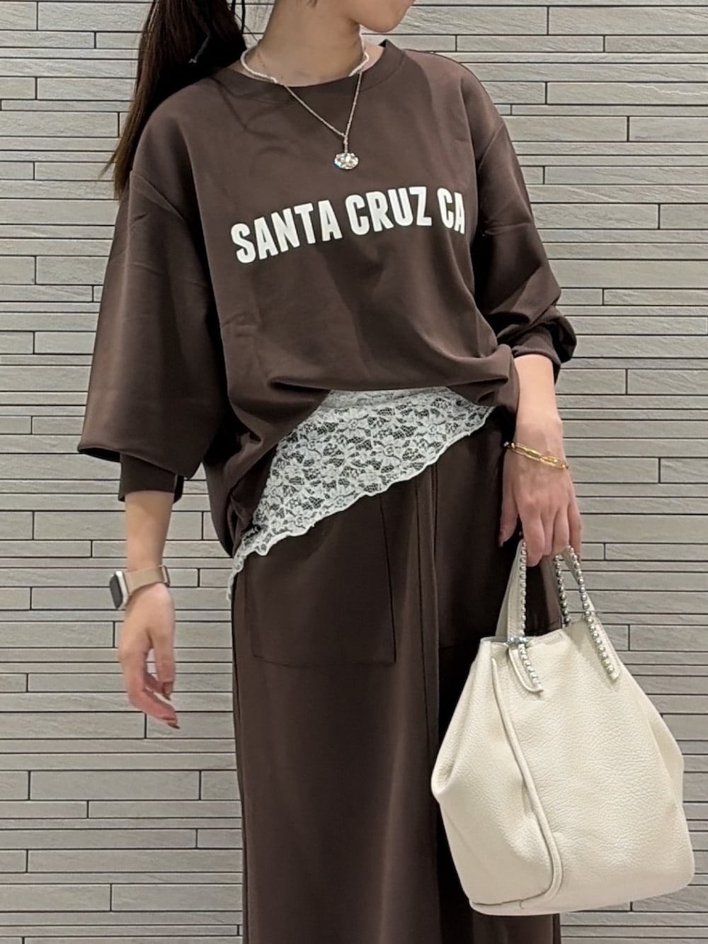 ブラウン系のシャツ/ブラウス、ブラウン系のスカート、グレー系のトートバッグを着用したレディースの秋コーディネートの3枚目の写真