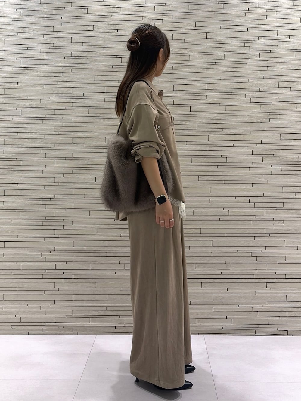 ベージュ系のシャツ/ブラウス、ベージュ系のその他パンツ、ホワイト系のシャツ/ブラウスを着用したレディースの秋コーディネートの2枚目の写真