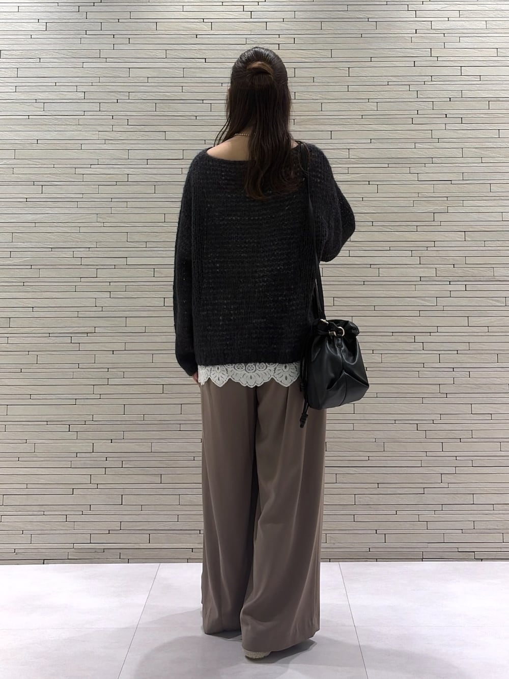 ブラウン系のスラックス、ホワイト系のシャツ/ブラウス、グレー系のニット/セーターを着用したレディースの秋コーディネートの3枚目の写真