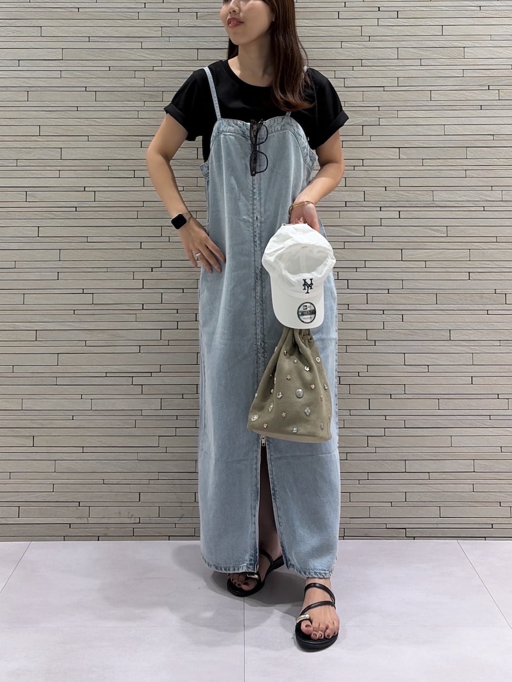 ブルー系のワンピース、グリーン系のショルダーバッグ、ブラック系のTシャツ/カットソーを着用したレディースの夏コーディネートの5枚目の写真