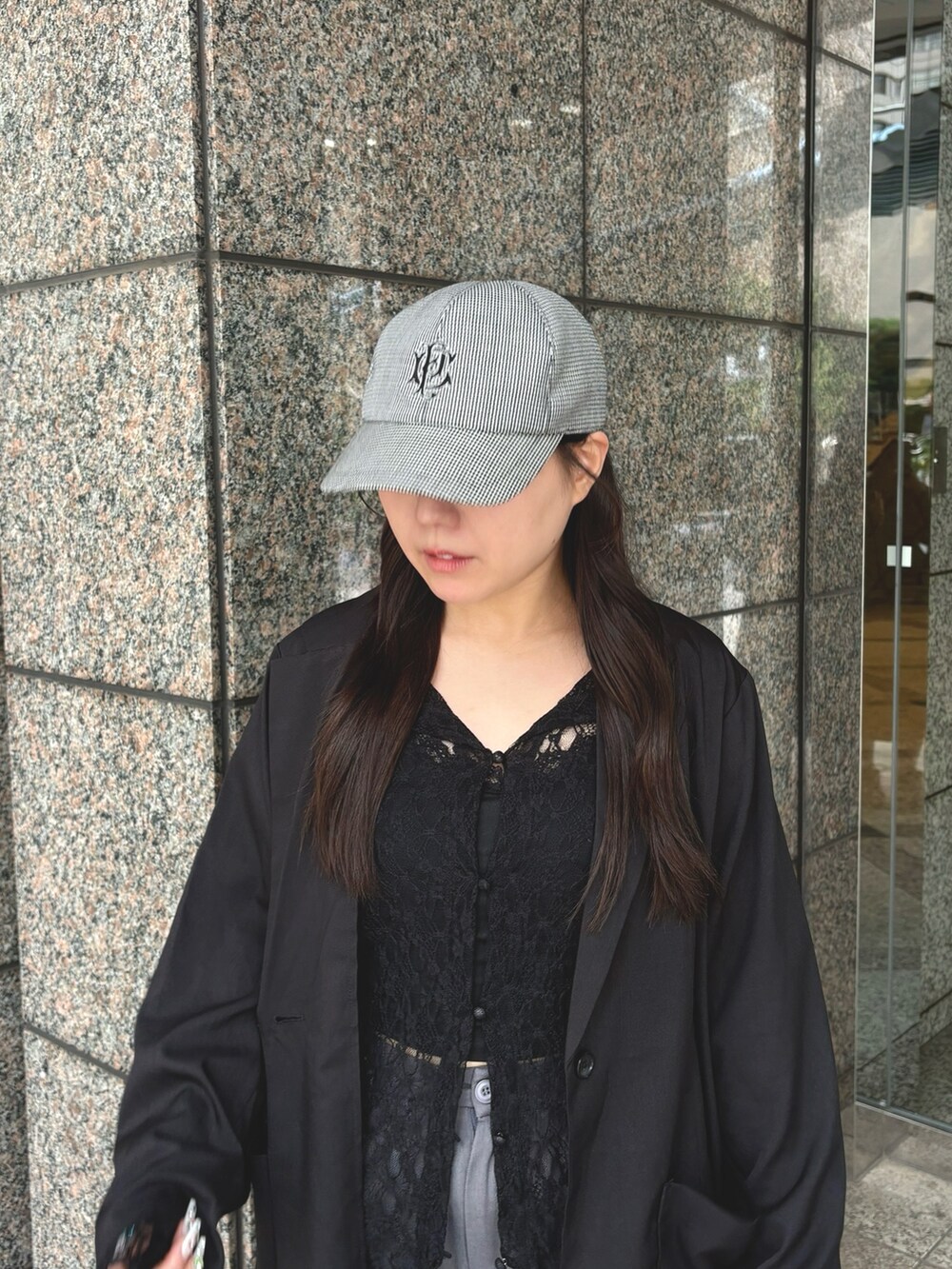 ホワイト系のキャップを着用したレディースの秋コーディネートの2枚目の写真