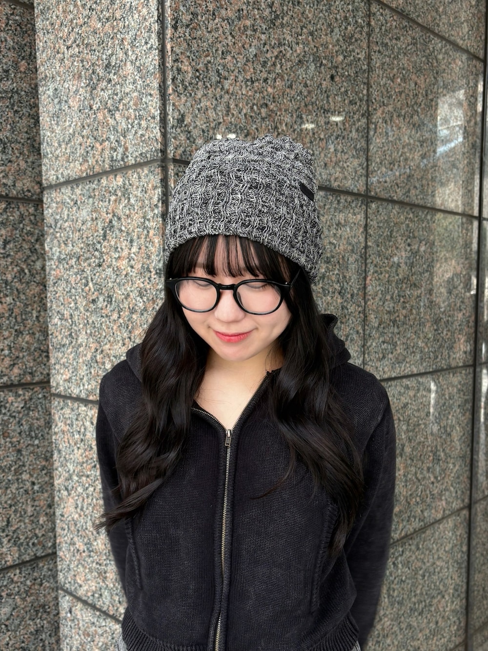 グレー系のニットキャップ/ビーニーを着用したレディースの冬コーディネートの2枚目の写真